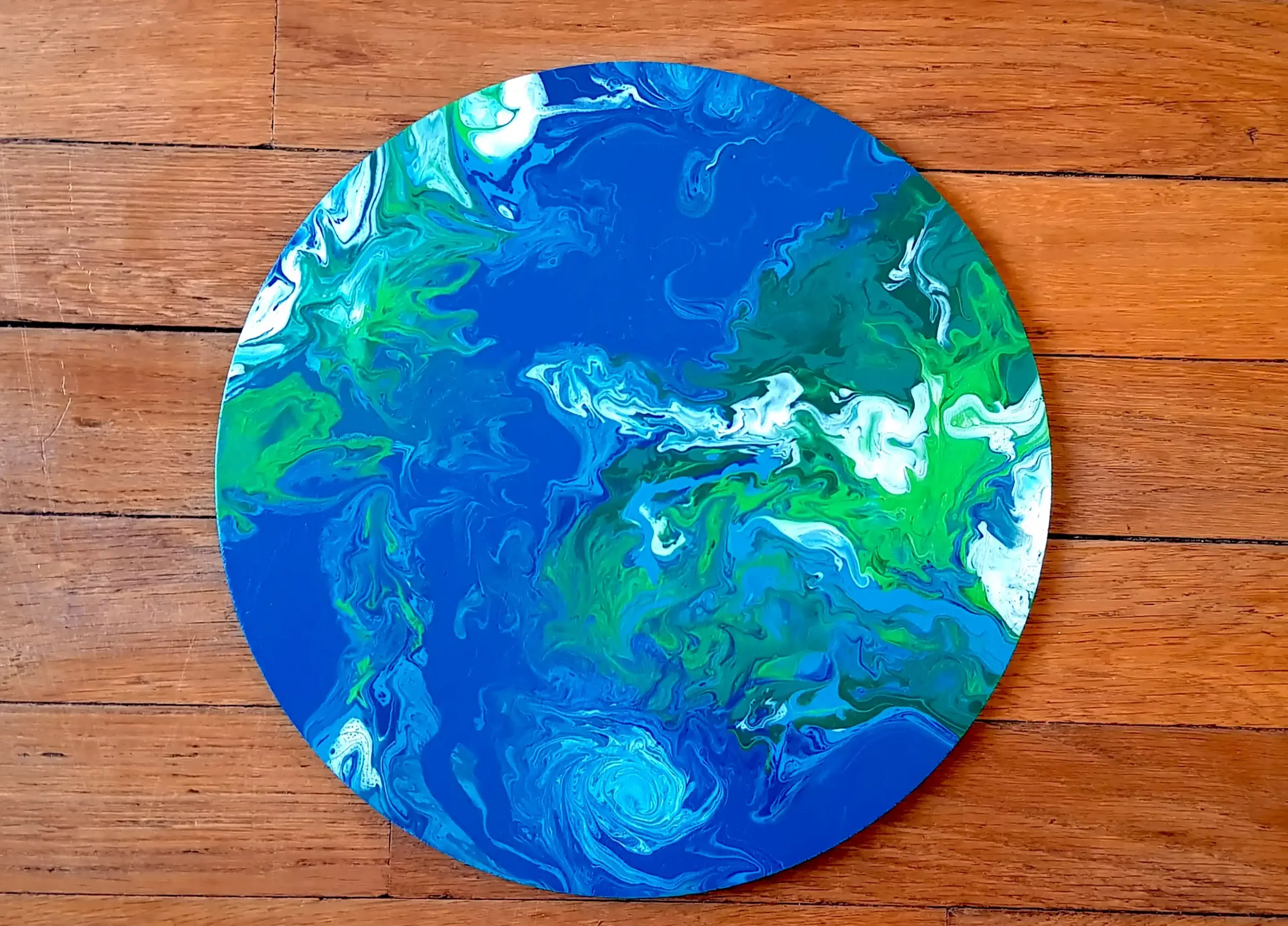 Pouring planete terre sur format rond